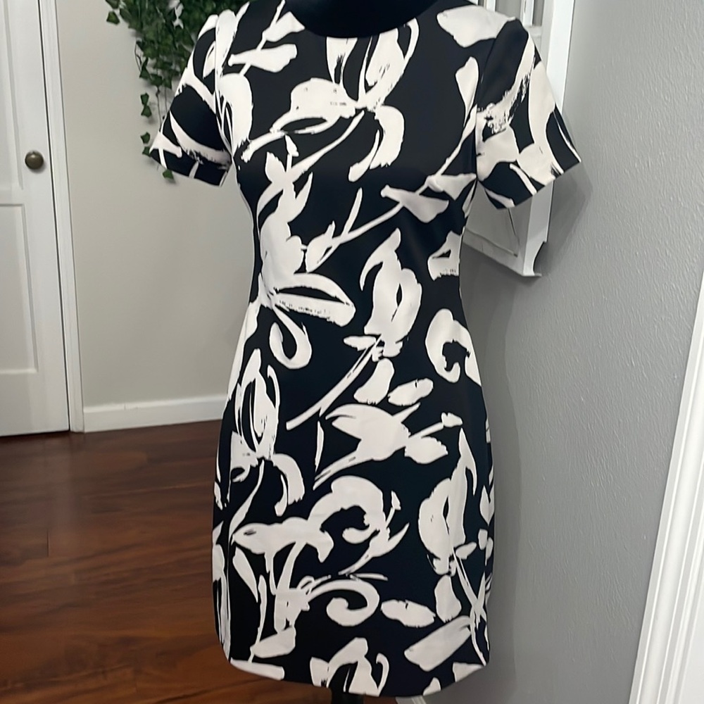 Vince Camuto Floral Dress Stretch Short Sleeve White Black - Picture 1 of 7